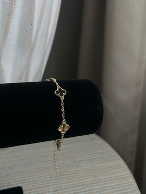 Alternating gold and black mini clover bracelet